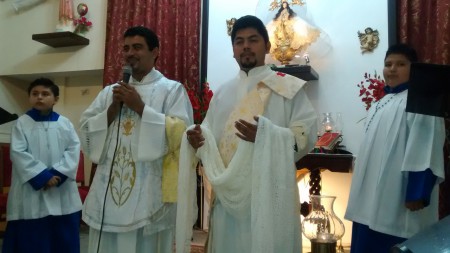 el padre rafael, el diacono allan, los monaguillos fer y manuel